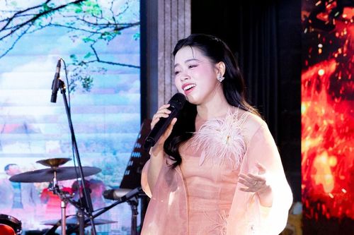 Bùi Huyền Trang vẽ bức tranh Hà Nội hào sảng nghĩa tình bằng âm nhạc