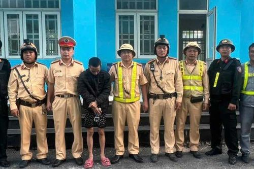 Hàng chục CSGT vây bắt kẻ cướp trên cao tốc ở TPHCM