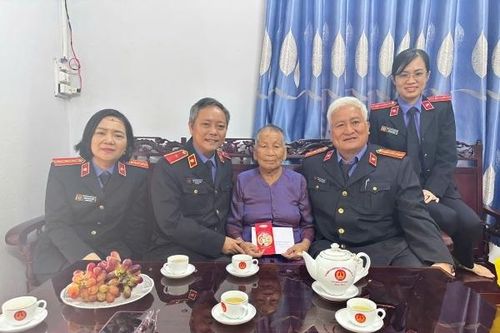 Lãnh đạo VKSND tỉnh Bình Định thăm, chúc Tết Mẹ Việt Nam Anh hùng