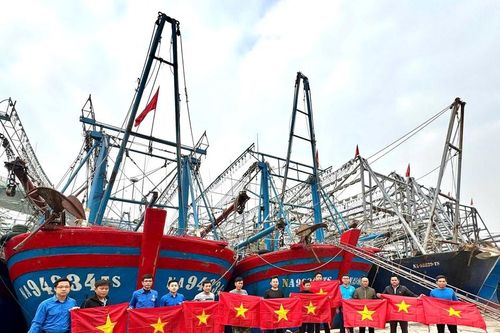 Trao 3.000 cờ Tổ quốc và hỗ trợ 50 suất quà cho ngư dân các huyện, thị vùng biển Nghệ An