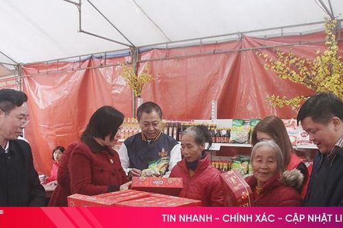 Người dân Hương Khê vui 'Chợ Tết nhân ái'
