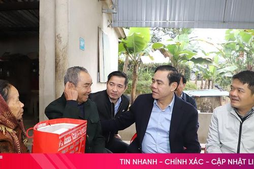 Chủ tịch UBND tỉnh thăm hỏi, tặng quà Tết cho gia đình chính sách, hộ khó khăn
