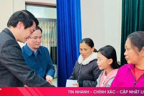 Phó Chủ nhiệm Ủy ban Đối ngoại Quốc hội tặng quà Tết tại Hà Tĩnh