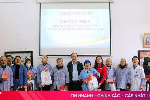Trao 50 suất quà cho bệnh nhân ở Trung tâm Y tế TP Hà Tĩnh