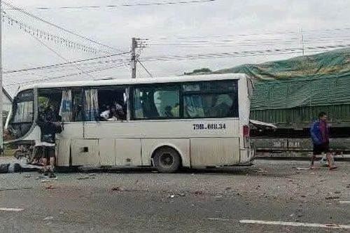 Khánh Hòa: Va chạm giữa 3 xe ôtô làm 1 người chết, nhiều người bị thương nặng
