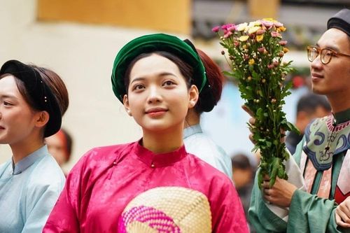 Diễu hành cổ phục Việt tô điểm rực rỡ cho phố cổ Hà Nội