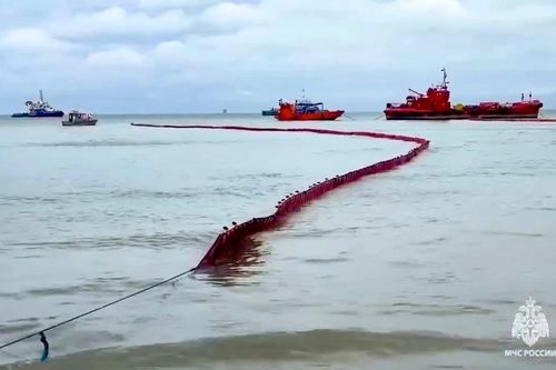 Nga thu gom hơn 168.000 tấn đất ô nhiễm sau vụ tràn dầu ở eo biển Kerch