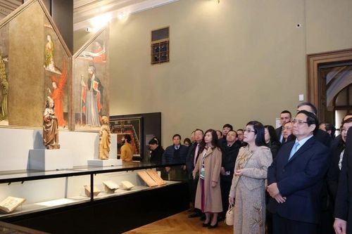 Thủ tướng Phạm Minh Chính tham quan Bảo tàng Quốc gia tại thủ đô Prague
