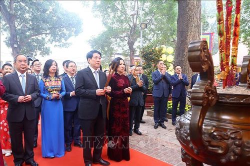 Chủ tịch nước và Phu nhân dâng hương tại Điện Kính Thiên