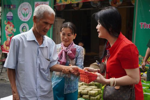 Trao 100 phần quà Tết cho người khuyết tật