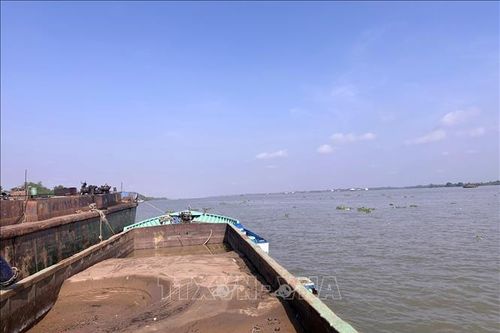 Bắt quả tang 2 tàu mua bán cát không rõ nguồn gốc trên sông Hậu