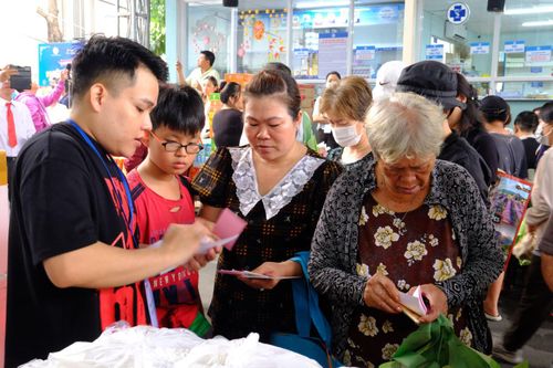 Ấm áp những phiên chợ Tết 0 đồng trong bệnh viện