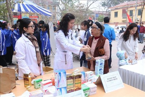 Khám bệnh, cấp thuốc và sẻ chia giọt máu nghĩa tình dịp Tết