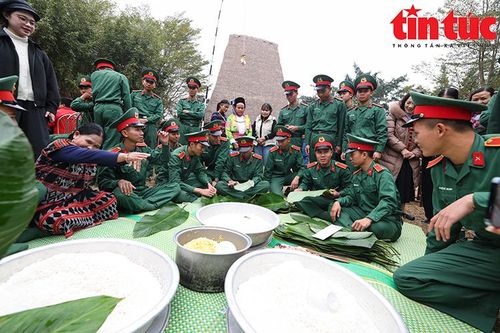 Gần 700 suất quà 'Bánh chưng xanh - Tết vì người nghèo'