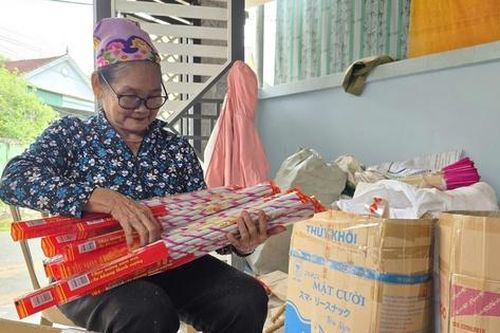Gỡ khó về nguyên liệu, làng hương trầm xứ Nghệ chạy đua với đơn hàng Tết