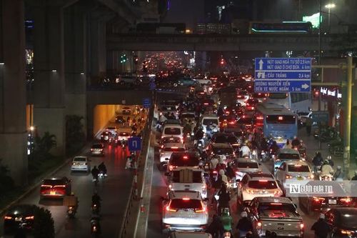 Ngày đầu phân luồng ngã tư Khuất Duy Tiến - Nguyễn Trãi - Nguyễn Xiển nhiều phương tiện 'mắc kẹt'