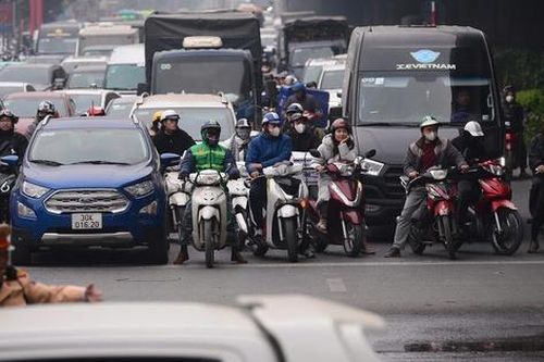 Nhiều tài xế che biển, đi ngược chiều sau khi phân luồng nút giao Nguyễn Xiển - Nguyễn Trãi
