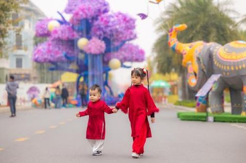 Người dân diện áo dài, tưng bừng check-in tại Lễ hội Ánh sáng phương Đông dịp cận Tết