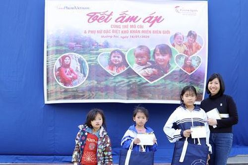 Báo PNVN và Quỹ Hỗ trợ nữ sinh trao quà Tết cho phụ nữ đặc biệt khó khăn, trẻ mồ côi ở Mường Sai