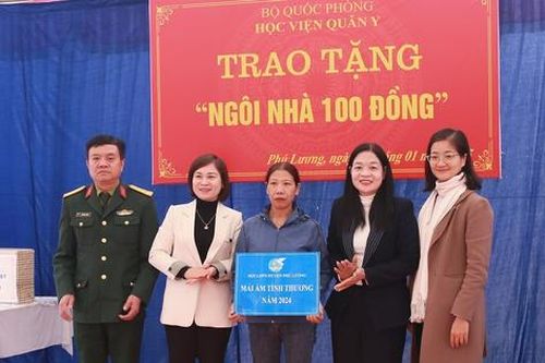 Trao tặng 'Ngôi nhà 100 đồng' cho phụ nữ đơn thân