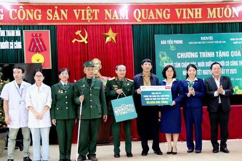 Báo Tiền phong và đơn vị đồng hành trao tặng quà cho cựu TNXP, người có công và các đối tượng bảo trợ xã hội