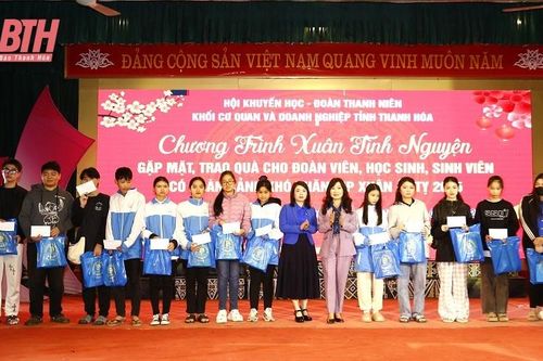 Đoàn Khối Cơ quan và Doanh nghiệp tỉnh trao quà cho 82 đoàn viên, học sinh, sinh viên có hoàn cảnh khó khăn