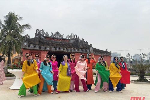 Đông đảo du khách đến công viên Hội An chụp ảnh cùng áo dài