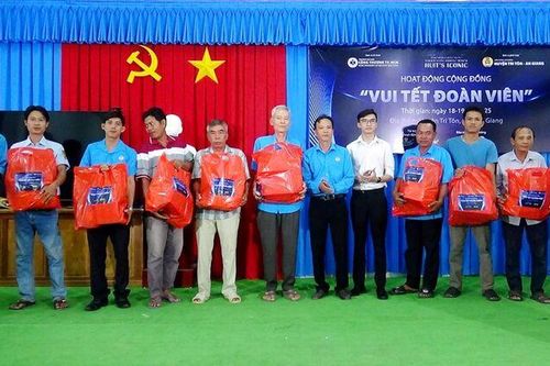 Trường Đại học Công Thương TP. Hồ Chí Minh tổ chức chương trình 'Vui Tết đoàn viên' tại huyện Tri Tôn