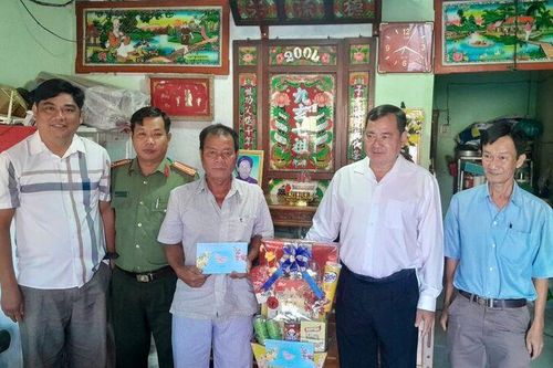 Bí thư Huyện ủy Phú Tân Huỳnh Thành Danh chúc Tết các gia đình chính sách
