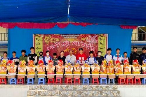 Trao quà Tết cho học sinh khó khăn xã Tà Đảnh