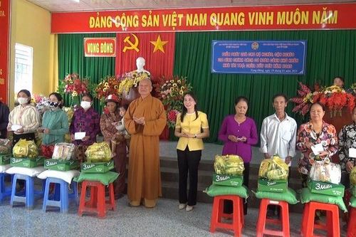 Tặng 400 phần quà Tết cho người dân huyện Thoại Sơn