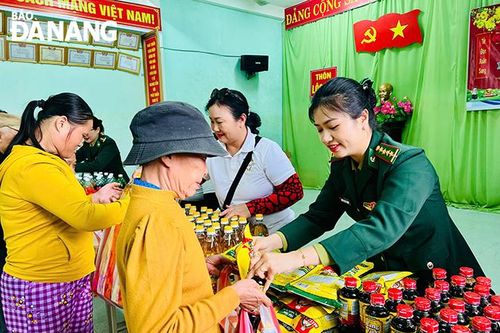 Trao quà tết cho bà con xã Hòa Bắc