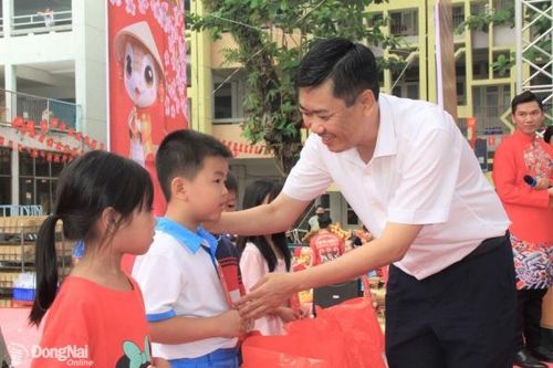 Nhà thiếu nhi Đồng Nai phối hợp trao tặng 470 phần quà Tết cho thiếu nhi có hoàn cảnh khó khăn