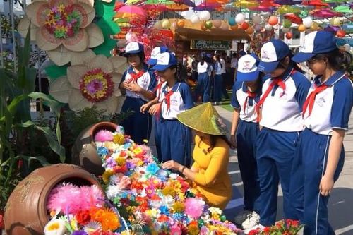 Video clip Cô trò rộn ràng trang trí trường lớp đón Xuân có hơn 25 ngàn lượt xem