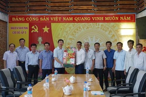 Phó Chủ tịch UBND tỉnh Huỳnh Minh Tuấn đến thăm, chúc Tết tại huyện Cao Lãnh