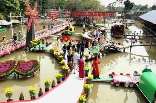 Đông đảo du khách về làng hoa Sa Đéc ngắm hoa, chụp ảnh