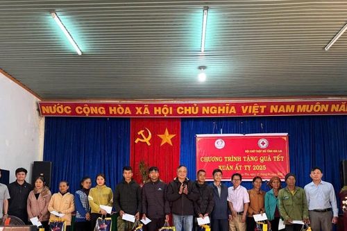Trao 30 suất quà cho bà con nghèo ở huyện Chư Pưh