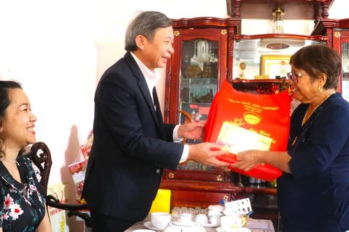 Trưởng ban Tuyên giáo Tỉnh ủy Huỳnh Thế Mạnh thăm, chúc Tết gia đình người có công tại Đak Pơ