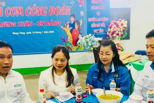 Ấm áp 'Bữa cơm Công đoàn-Mừng Xuân ơn Đảng'