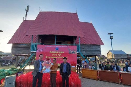 Tặng quà Tết cho hộ nghèo thôn 5 xã Pờ Tó