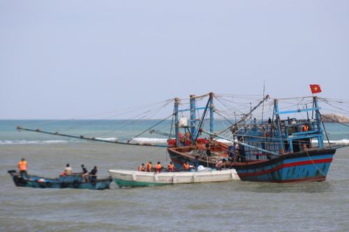 Sóng lớn đánh chìm ghe đánh cá, một ngư dân mất tích