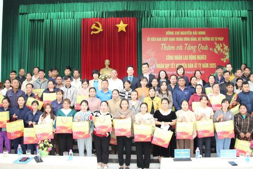 Bộ trưởng Bộ tư pháp Nguyễn Hải Ninh gửi tặng 100 suất quà Tết cho công nhân, lao động nghèo huyện Khánh Vĩnh