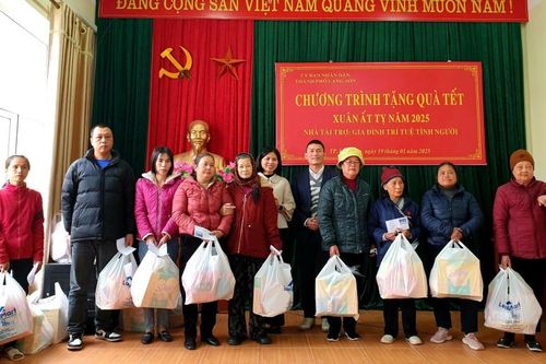 Trao tặng 101 suất quà tết cho gia đình chính sách, hộ nghèo, cận nghèo, trẻ em mồ côi tại thành phố Lạng Sơn