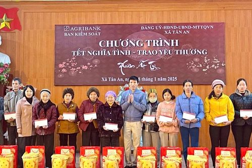 Nhiều phần quà được trao cho người dân xã Tân An