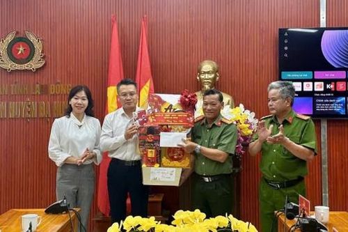 Lãnh đạo huyện Đạ Huoai thăm, tặng quà các đơn vị làm nhiệm vụ trong dịp Tết