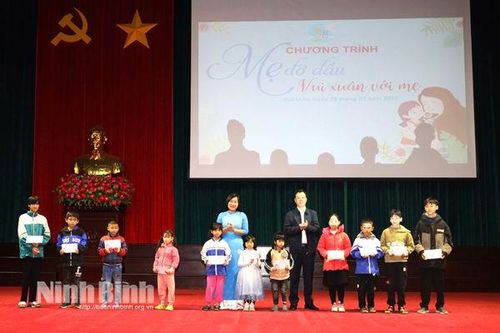 Chương trình 'Mẹ đỡ đầu - Vui Xuân với mẹ'