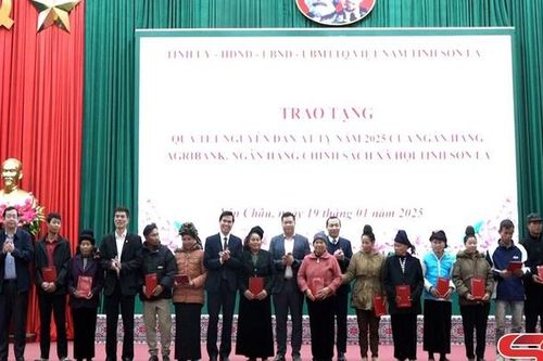 Đồng chí Bí thư Tỉnh ủy thăm, tặng quà Tết các hộ nghèo