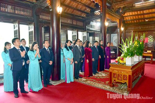 Báo Tuyên Quang dâng hương tại Đền thờ Chủ tịch Hồ Chí Minh