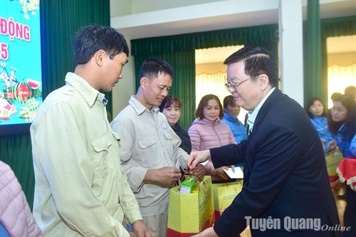 Trưởng Ban Dân vận Trung ương Mai Văn Chính thăm, tặng quà Tết công nhân, người lao động