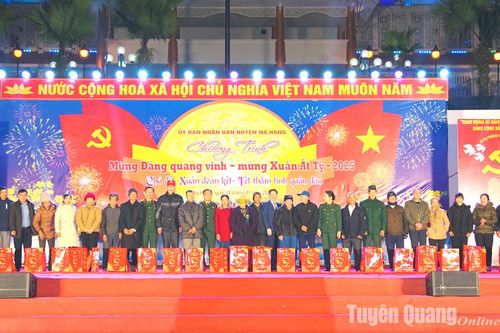 Tặng trên 50 suất quà Tết cho đối tượng chính sách, học sinh có hoàn cảnh khó khăn